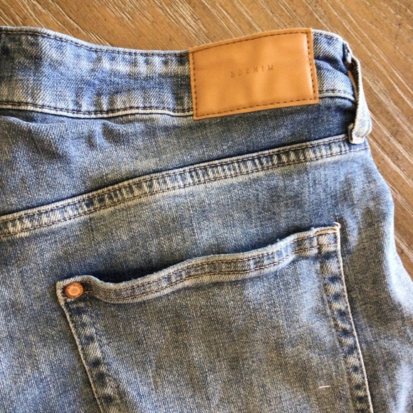 H&M Medium Wash Cuffed Hem Stretch Denim Shorts Size 8 - Picture 2 of 4